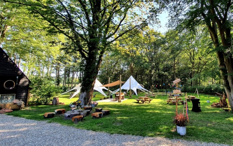 veld-met-tenten-bruiloft