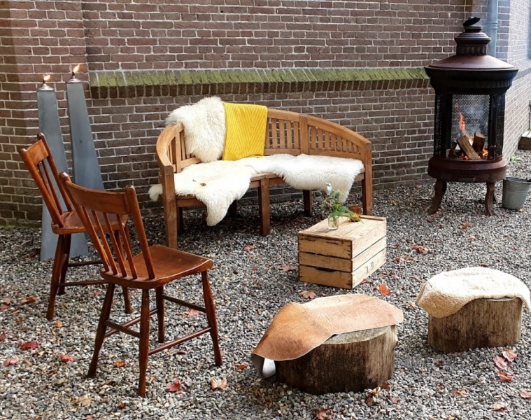 zitje-buiten-met-vuurtje