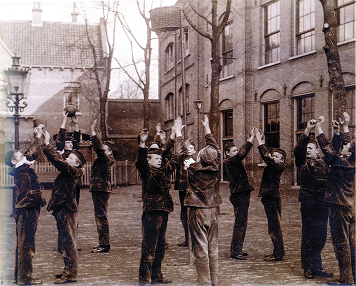 Kinderen oefenen in Veenhuizen